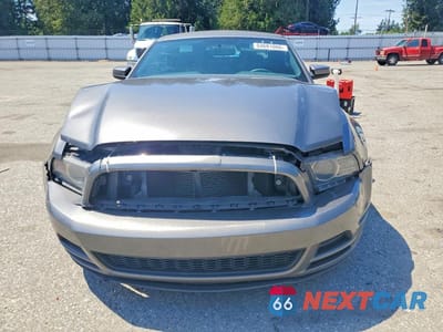 Piąte zdjęcie samochodu w środku: 2014 FORD MUSTANG VIN:1ZVBP8EM3E5311007 - miniatura