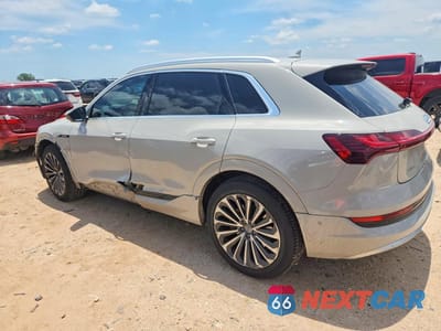 Drugie zdjęcie samochodu z przodu: 2019 AUDI E-TRON PRESTIGE VIN:WA1VABGE5KB022870 - miniatura