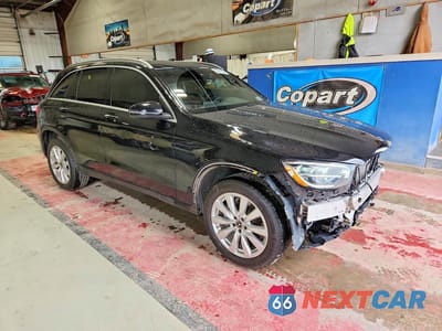 Czwarte zdjęcie samochodu z boku: 2020 MERCEDES-BENZ GLC 300 4MATIC VIN:WDC0G8EB2LF682556 - miniatura