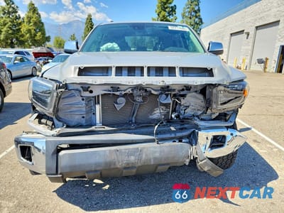 Piąte zdjęcie samochodu w środku: 2021 TOYOTA TUNDRA CREWMAX LIMITED VIN:5TFFY5F12MX289296 - miniatura
