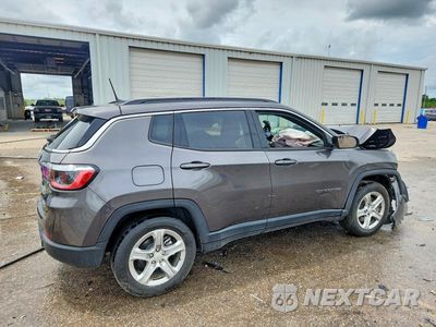 Trzecie zdjęcie samochodu z tyłu: 2023 JEEP COMPASS LATITUDE VIN:3C4NJDBN2PT560389 - miniatura