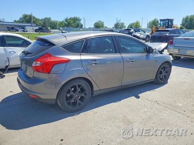 Trzecie zdjęcie samochodu z tyłu: 2014 FORD FOCUS SE VIN:1FADP3K22EL159174 - miniatura