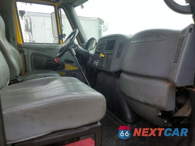 Piąte zdjęcie samochodu w środku: 2006 INTERNATIONAL 4300 BOX TRUCK VIN:1HTMMAAN16H324867 - miniatura