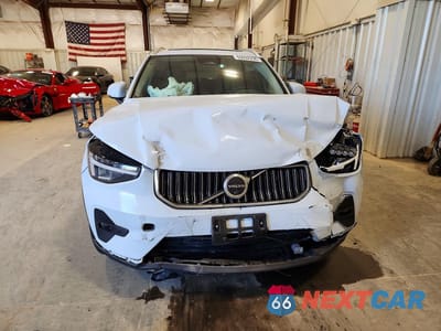 Piąte zdjęcie samochodu w środku: 2025 VOLVO XC40 PLUS VIN:YV4L12UE5S2563481 - miniatura