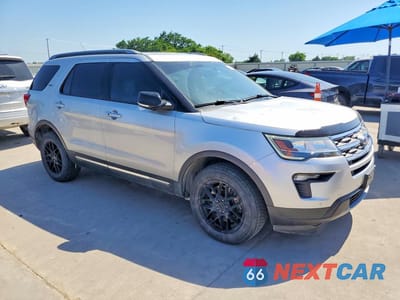 Czwarte zdjęcie samochodu z boku: 2018 FORD EXPLORER XLT VIN:1FM5K8D8XJGB37093 - miniatura