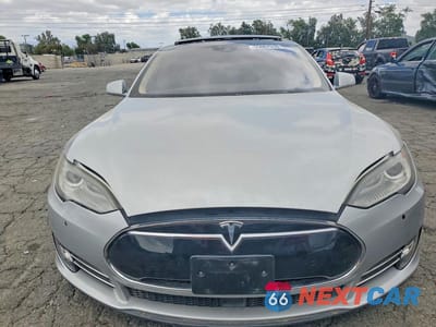 Piąte zdjęcie samochodu w środku: 2014 TESLA MODEL S VIN:5YJSA1H1XEFP54167 - miniatura