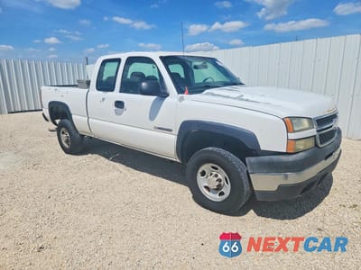 Czwarte zdjęcie samochodu z boku: 2007 CHEVROLET SILVERADO C2500 HEAVY DUTY VIN:1GCHC29U27E165640 - miniatura