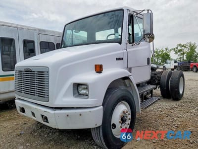 Drugie zdjęcie samochodu z przodu: 2004 FREIGHTLINER FL70 SEMI TRUCK VIN:1FUBBUDC44HM87511 - miniatura