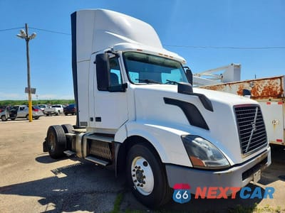 2017 VOLVO VNL SEMI TRUCK 4V4N39TGXHN987994 - główne zdjęcie licytacji z USA - miniatura