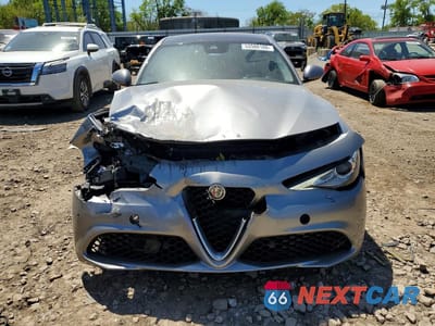 Piąte zdjęcie samochodu w środku: 2017 ALFA ROMEO GIULIA VIN:ZARFAEBN3H7553750 - miniatura