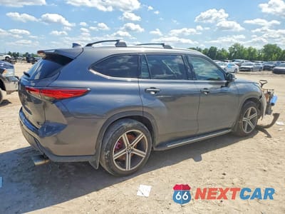 Trzecie zdjęcie samochodu z tyłu: 2022 TOYOTA HIGHLANDER XLE VIN:5TDGZRAH9NS135947 - miniatura