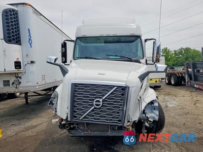 Piąte zdjęcie samochodu w środku: 2023 VOLVO VN VNL VIN:4V4NC9EH0PN336877 - miniatura