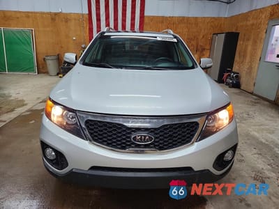 Piąte zdjęcie samochodu w środku: 2013 KIA SORENTO EX VIN:5XYKUDA23DG371481 - miniatura