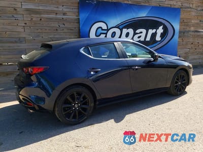 Trzecie zdjęcie samochodu z tyłu: 2026 MAZDA 3 VIN:JM1BPAKL5T1853185 - miniatura