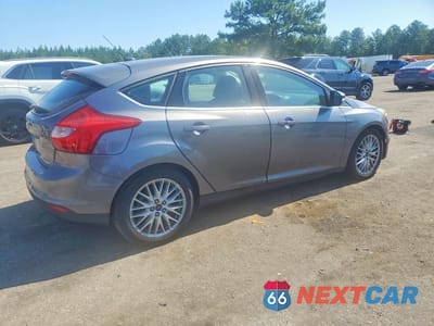 Trzecie zdjęcie samochodu z tyłu: 2014 FORD FOCUS TITANIUM VIN:1FADP3N29EL416455 - miniatura
