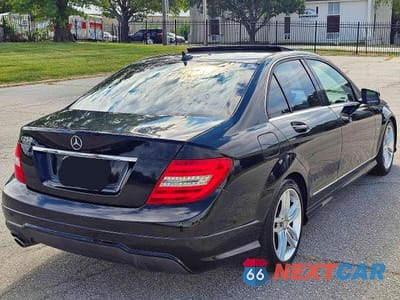 Czwarte zdjęcie samochodu z boku: 2012 MERCEDES-BENZ C 250 VIN:WDDGF4HB2CR194515 - miniatura