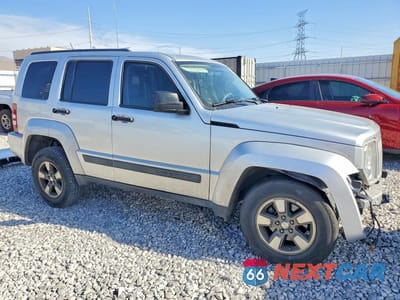 Czwarte zdjęcie samochodu z boku: 2008 JEEP LIBERTY SPORT VIN:1J8GP28K98W194962 - miniatura