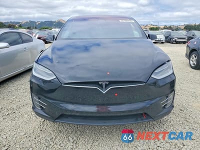 Piąte zdjęcie samochodu w środku: 2018 TESLA MODEL X VIN:5YJXCDE27JF138418 - miniatura