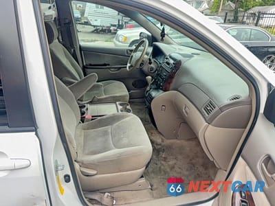Piąte zdjęcie samochodu w środku: 2005 TOYOTA SIENNA LE 8 PASSENGER VIN:5TDZA23C55S303091 - miniatura