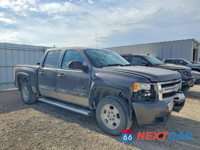 Czwarte zdjęcie samochodu z boku: 2011 CHEVROLET SILVERADO K1500 LT VIN:3GCPKSE33BG303831 - miniatura