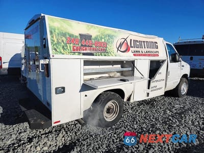 Trzecie zdjęcie samochodu z tyłu: 2018 FORD ECONOLINE E350 SUPER DUTY CUTAWAY VAN VIN:1FDWE3F63JDC30307 - miniatura