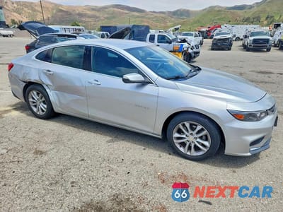 Czwarte zdjęcie samochodu z boku: 2018 CHEVROLET MALIBU LT VIN:1G1ZD5ST9JF154245 - miniatura