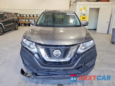 Piąte zdjęcie samochodu w środku: 2018 NISSAN ROGUE SV VIN:KNMAT2MT1JP504917 - miniatura
