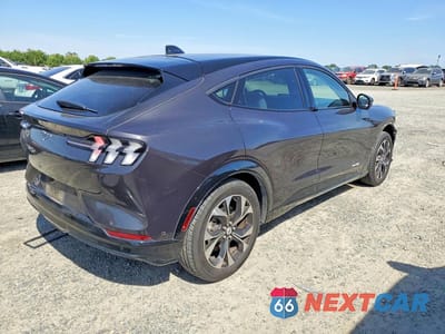 Trzecie zdjęcie samochodu z tyłu: 2021 FORD MUSTANG MACH-E PREMIUM VIN:3FMTK3RMXMMA46139 - miniatura