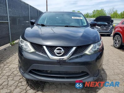 Piąte zdjęcie samochodu w środku: 2017 NISSAN ROGUE SPORT S VIN:JN1BJ1CRXHW121507 - miniatura
