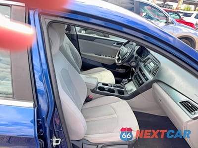 Piąte zdjęcie samochodu w środku: 2017 HYUNDAI SONATA SE VIN:5NPE24AFXHH573044 - miniatura