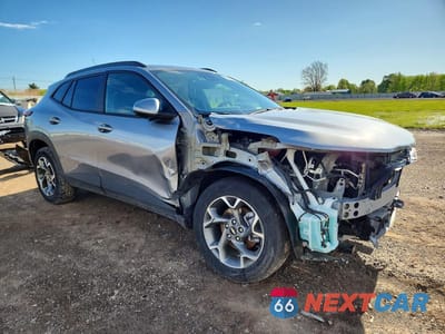 Czwarte zdjęcie samochodu z boku: 2025 CHEVROLET TRAX 1LT VIN:KL77LHEP9SC195122 - miniatura