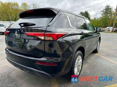 Trzecie zdjęcie samochodu z tyłu: 2024 MITSUBISHI OUTLANDER ES VIN:JA4J4UA89RZ057417 - miniatura