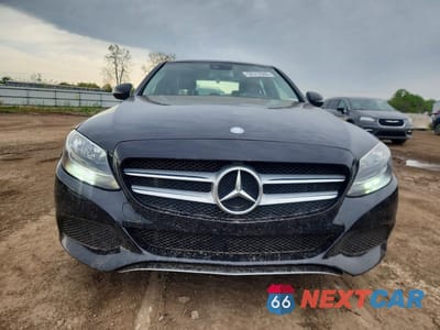 Piąte zdjęcie samochodu w środku: 2017 MERCEDES-BENZ C 300 4MATIC VIN:55SWF4KB7HU200111 - miniatura