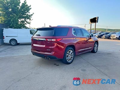 Czwarte zdjęcie samochodu z boku: 2018 CHEVROLET TRAVERSE PREMIER VIN:1GNERKKW8JJ149509 - miniatura