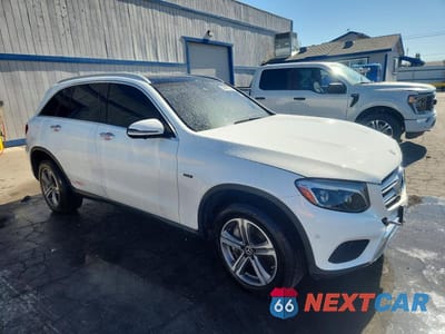 Czwarte zdjęcie samochodu z boku: 2019 MERCEDES-BENZ GLC 350E VIN:WDC0G5EB7KF629221 - miniatura