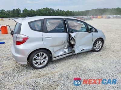 Trzecie zdjęcie samochodu z tyłu: 2011 HONDA FIT SPORT VIN:JHMGE8H52BC002993 - miniatura