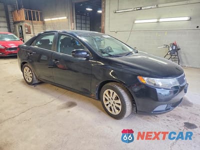 Czwarte zdjęcie samochodu z boku: 2012 KIA FORTE EX VIN:KNAFU4A24C5472096 - miniatura
