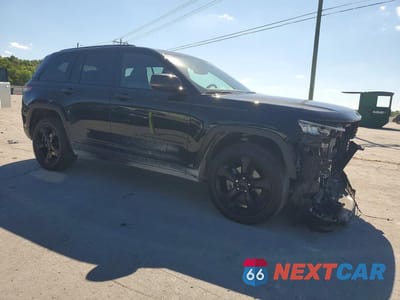 Czwarte zdjęcie samochodu z boku: 2023 JEEP GRAND CHEROKEE LAREDO VIN:1C4RJHAGXPC560213 - miniatura