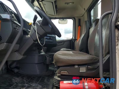 Piąte zdjęcie samochodu w środku: 2021 VOLVO VNR SEMI TRUCK VIN:4V4WC9EH8MN277125 - miniatura