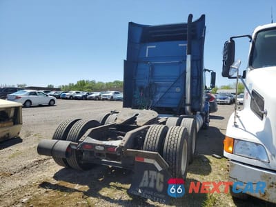 Czwarte zdjęcie samochodu z boku: 2009 VOLVO VNL SEMI TRUCK VIN:4V4NC9TGX9N273106 - miniatura