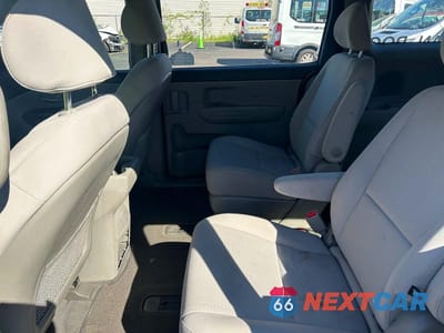 Zdjęcie 6 z 10 samochodu: 2017 KIA SEDONA L VIN:KNDMA5C18H6259666 - miniatura