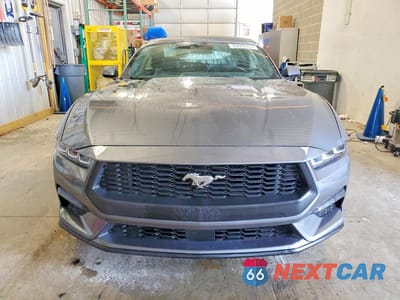Piąte zdjęcie samochodu w środku: 2025 FORD MUSTANG VIN:1FAGP8UH6S5105355 - miniatura
