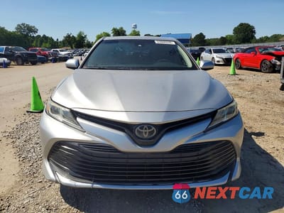 Piąte zdjęcie samochodu w środku: 2018 TOYOTA CAMRY L VIN:4T1B11HK8JU561702 - miniatura