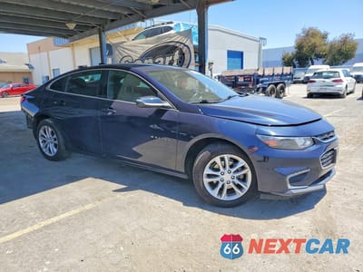 Czwarte zdjęcie samochodu z boku: 2018 CHEVROLET MALIBU LT VIN:1G1ZD5ST4JF235055 - miniatura