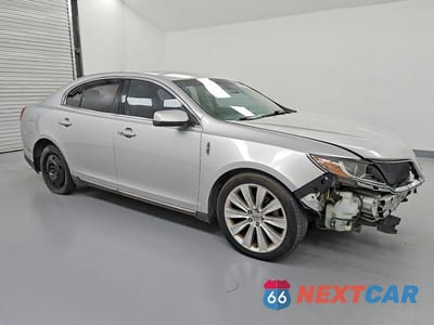 Czwarte zdjęcie samochodu z boku: 2015 LINCOLN MKS VIN:1LNHL9FT1FG607990 - miniatura