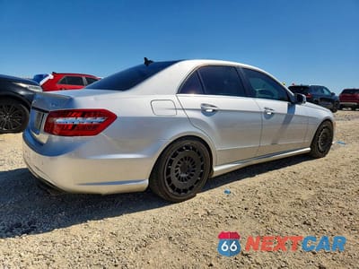 Trzecie zdjęcie samochodu z tyłu: 2011 MERCEDES-BENZ E 550 4MATIC VIN:WDDHF9AB6BA424596 - miniatura