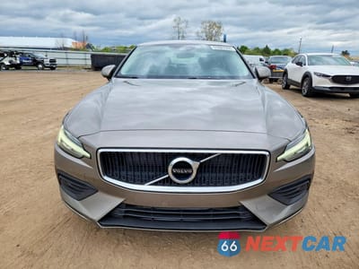 Piąte zdjęcie samochodu w środku: 2019 VOLVO S60 T6 MOMENTUM VIN:7JRA22TK4KG011635 - miniatura