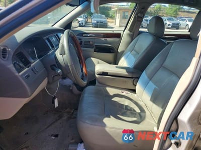 Zdjęcie 7 z 12 samochodu: 2010 LINCOLN TOWN CAR SIGNATURE LIMITED VIN:2LNBL8CV3AX612617 - miniatura