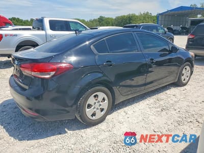 Trzecie zdjęcie samochodu z tyłu: 2018 KIA FORTE LX VIN:3KPFK4A71JE243929 - miniatura