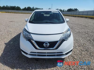 Piąte zdjęcie samochodu w środku: 2018 NISSAN VERSA NOTE S VIN:3N1CE2CP0JL362341 - miniatura